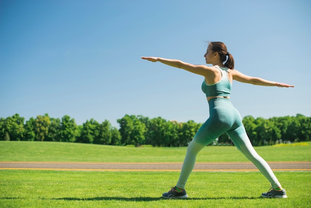 Femme sportive pratiquant le yoga en plein air