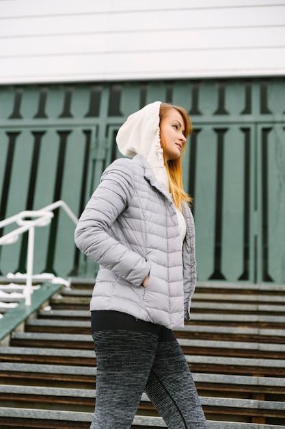 Femme sportive près des escaliers