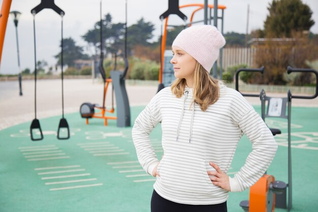 Femme sportive songeuse prête pour une séance d&#39;entraînement en plein air