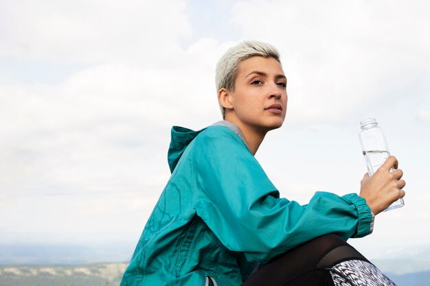 Femme sportive tenant une bouteille d'eau