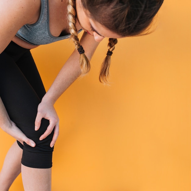 Femme sportive tenant un genou blessé