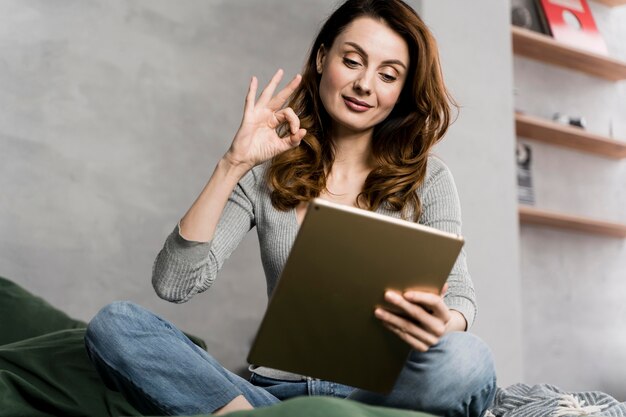 Femme en streaming avec tablette