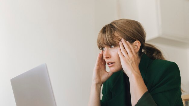 Femme stressée travaillant à domicile pendant la quarantaine du coronavirus