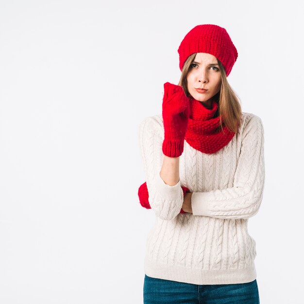 Femme stricte dans des vêtements chauds