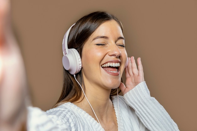 Femme en studio, écouter de la musique