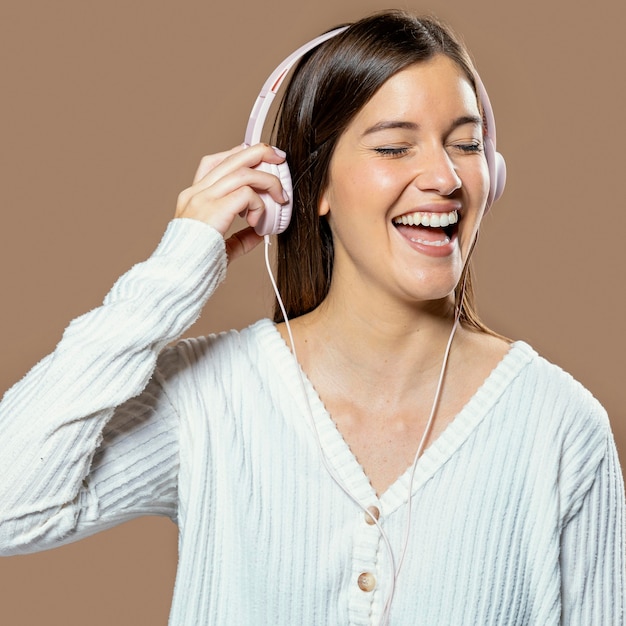 Photo gratuite femme en studio portant des écouteurs