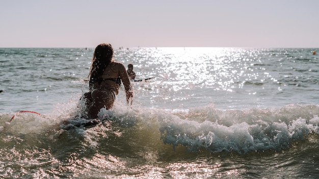 Femme surfant sur de petites vagues