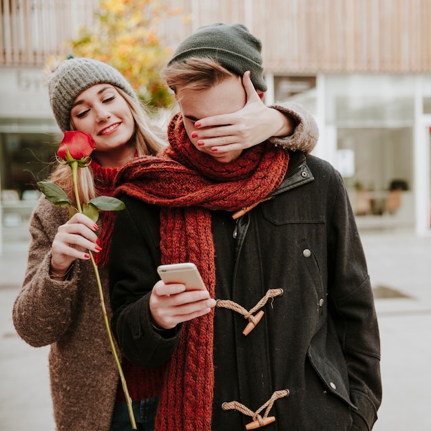 Femme surprenant homme avec fleur