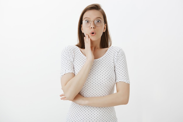 Femme surprise et amusée dans des verres à l'écoute avec excitation