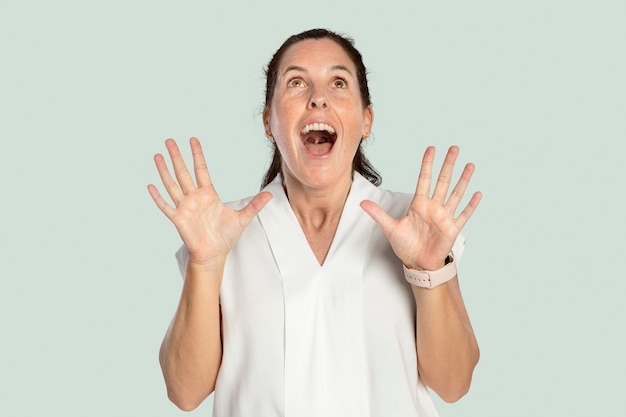 Femme surprise dans un portrait de chemise blanche