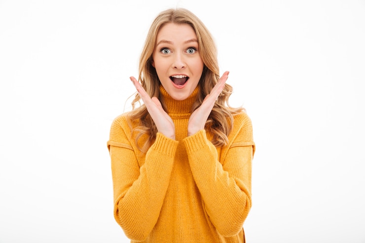 Photo gratuit une femme surprise debout isolée