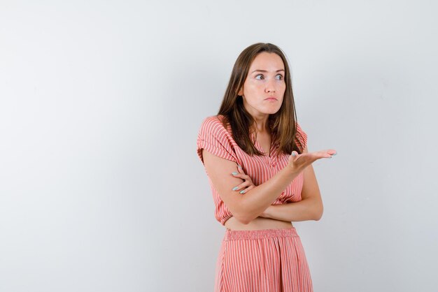 La femme surprise demande " ce qui se passe " sur fond blanc