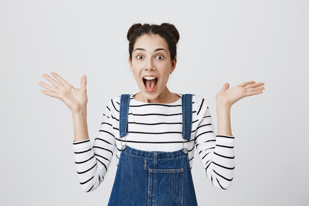 Femme surprise et excitée applaudit et haletant