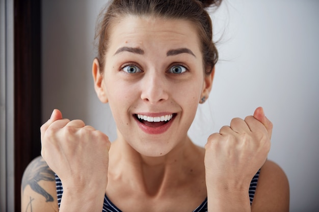 Femme surprise avec les mains étonnée ou choquée par des nouvelles inattendues