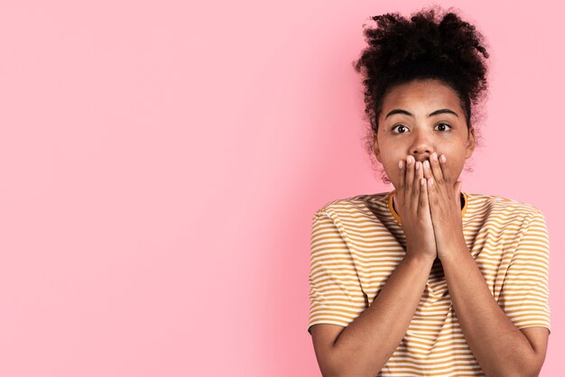 Femme surprise posant les mains sur la bouche