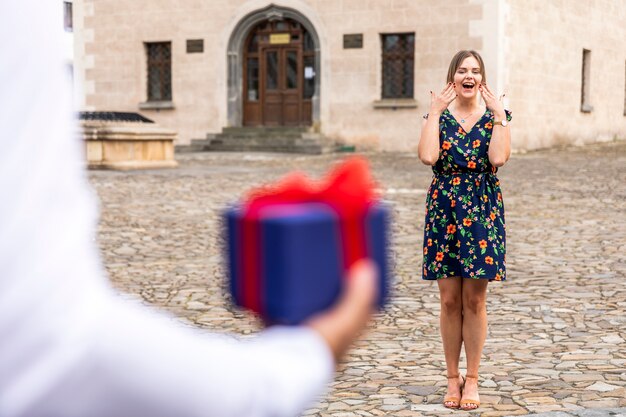 Femme surprise de recevoir un cadeau