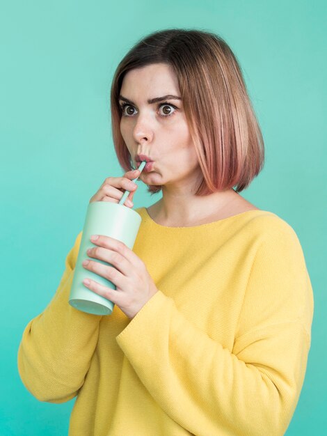 Femme surprise en sirotant un verre