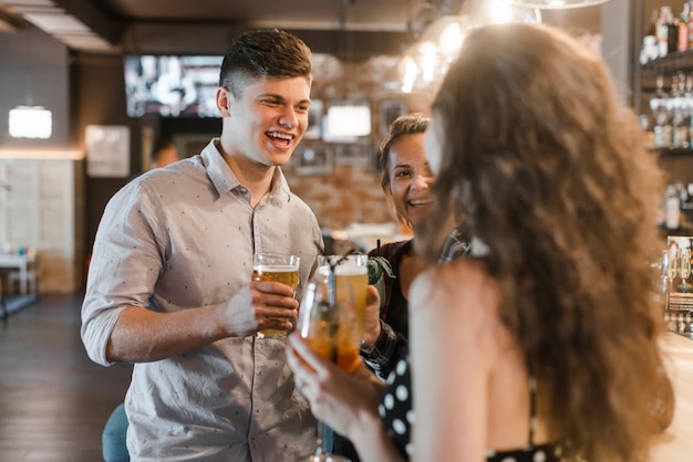 Femme suspendue avec ses amis au bar