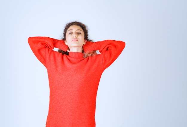 Photo gratuite femme en sweat-shirt rouge a l'air fatiguée et endormie.