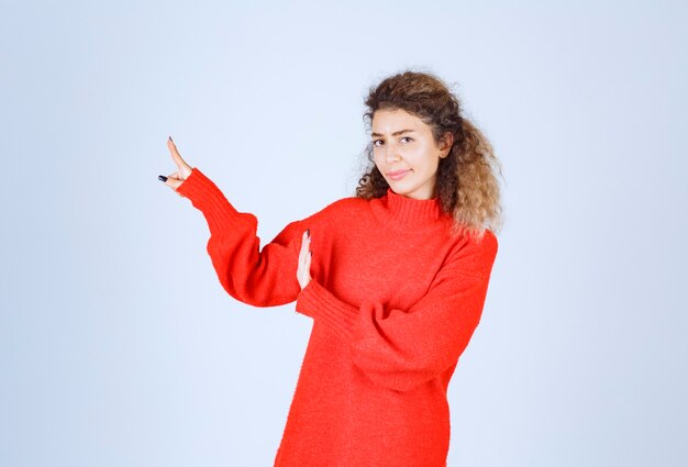 femme en sweat-shirt rouge arrêter quelque chose.