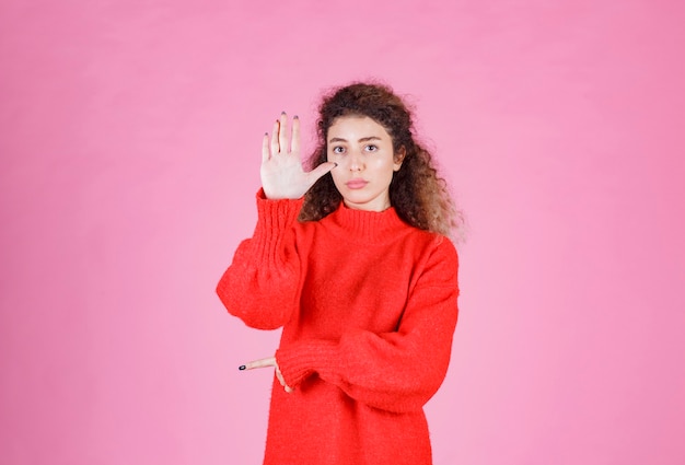 femme en sweat-shirt rouge arrêter quelque chose.