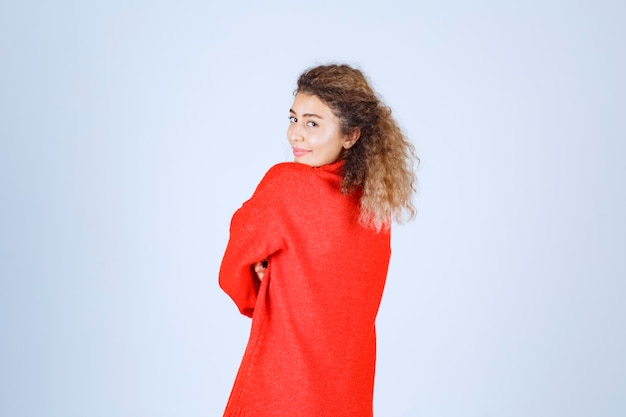 femme en sweat-shirt rouge donnant des poses gaies et positives.