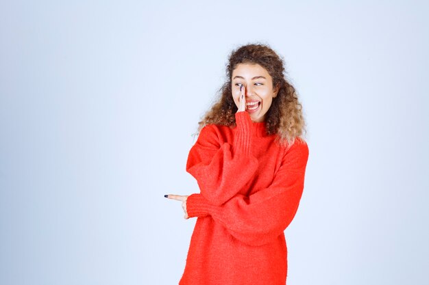 femme en sweat-shirt rouge donnant des poses gaies et positives.