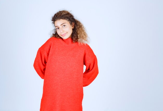 femme en sweat-shirt rouge donnant des poses neutres.