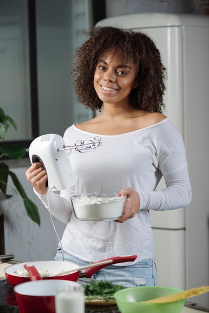 Femme sympathique dans la cuisine