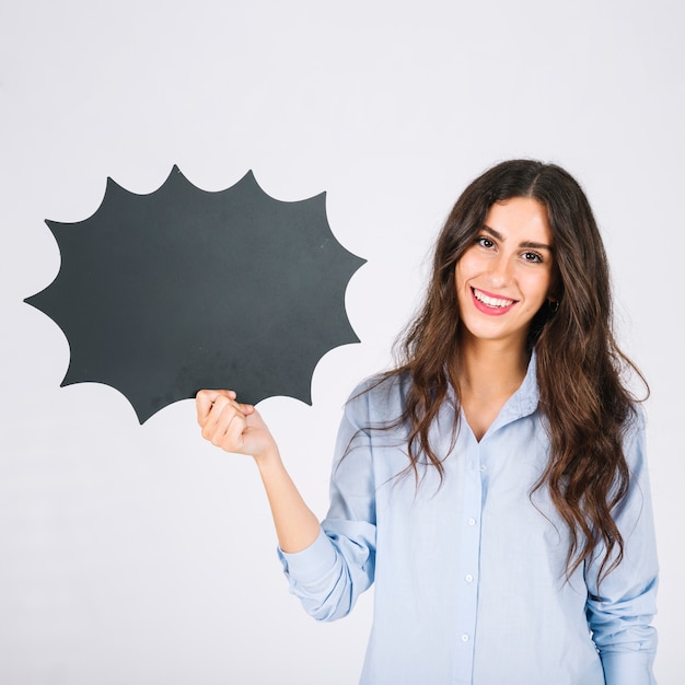 Femme sympathique présentant l&#39;ardoise de bulle de discours