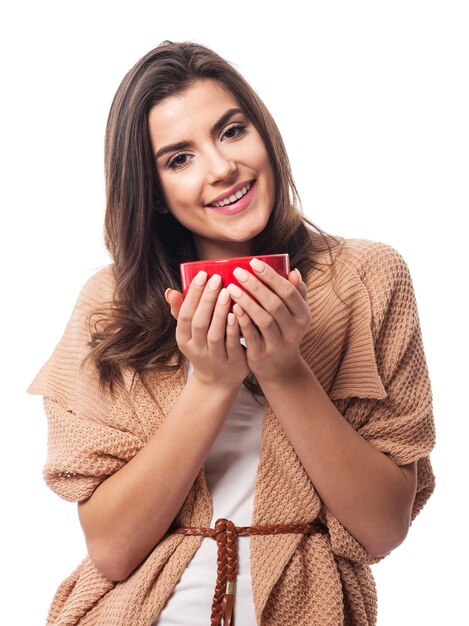 Femme sympathique avec une tasse de café rouge