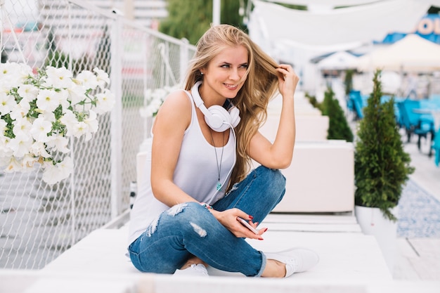 Femme sur la table en ajustant les cheveux