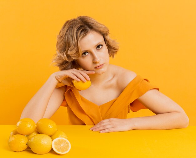 Femme, table, citrons