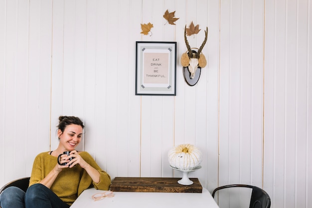 Photo gratuite femme à la table de thanksgiving