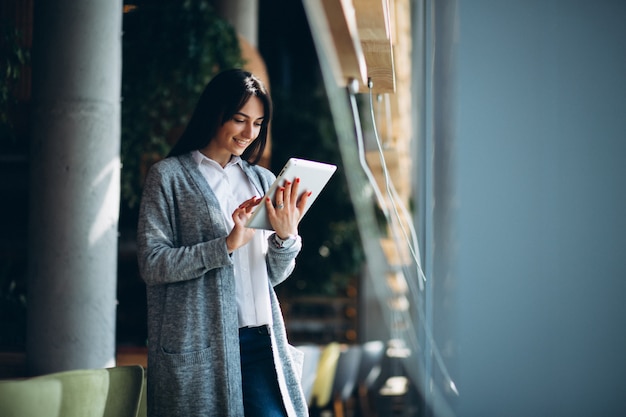 Femme avec tablette travaillant