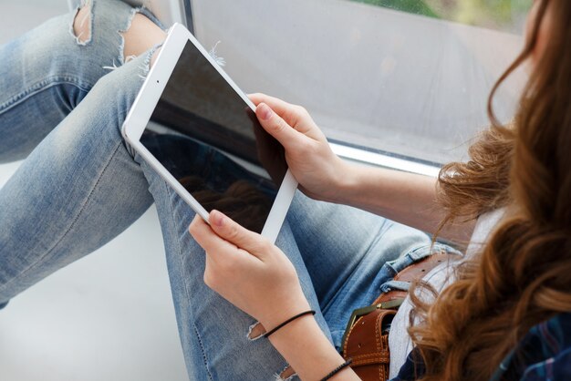 femme avec tablette