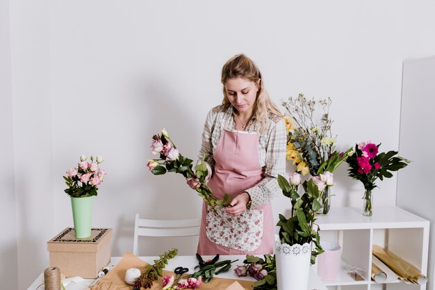 Femme en tablier faisant des tas