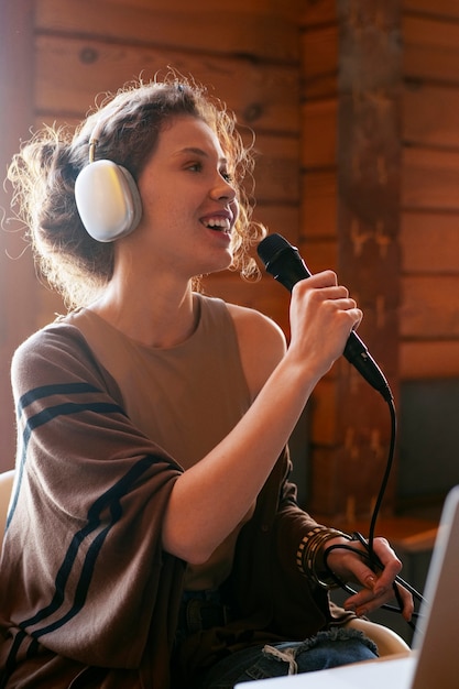 Une femme de taille moyenne chante de la musique country.