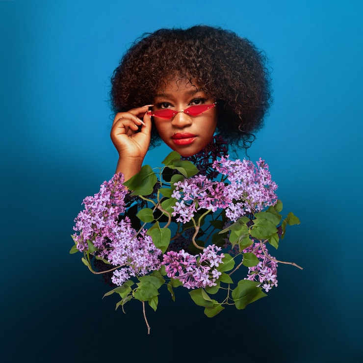 Photo gratuit une femme de taille moyenne portant des lunettes de soleil.