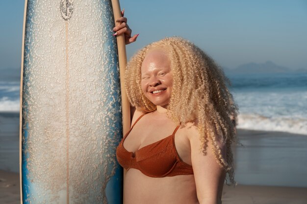 Une femme de taille moyenne posant au bord de la mer