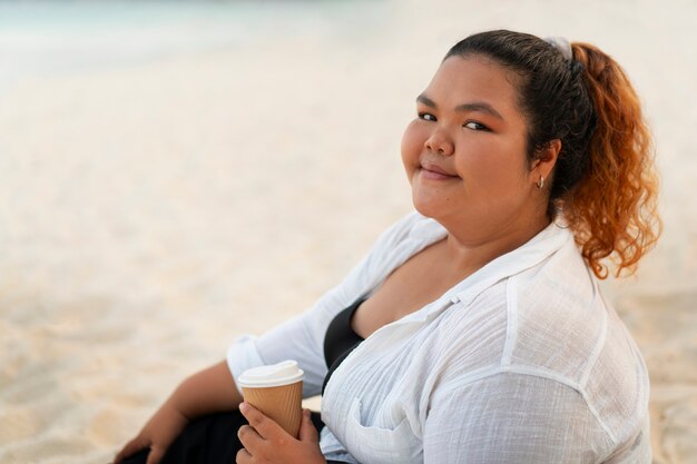 Femme de taille moyenne posant à l'extérieur