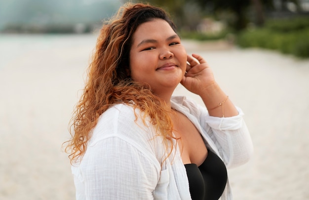 Femme de taille moyenne posant à l'extérieur