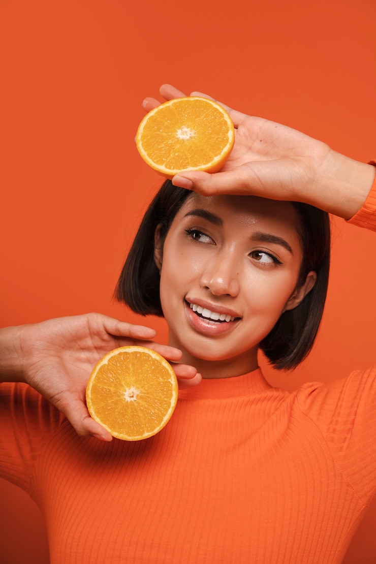 Photo gratuit une femme de taille moyenne posant avec une tenue orange