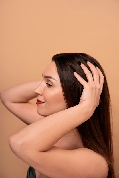 Une femme de taille moyenne se fait un massage du cuir chevelu.