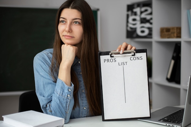 Femme de taille moyenne tenant un bloc-notes