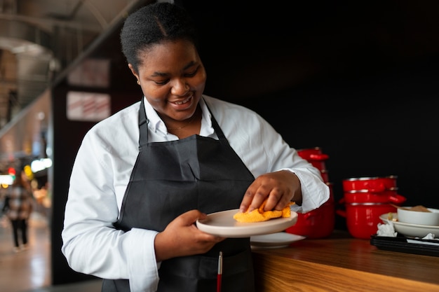 Photo gratuite femme de taille moyenne travaillant dans l'industrie des services