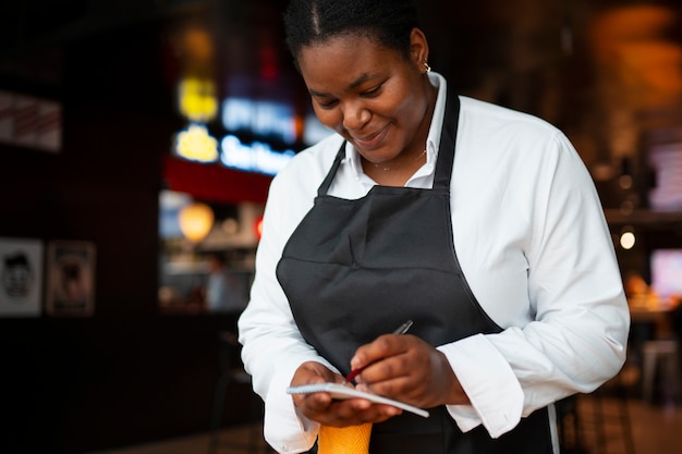 Photo gratuite femme de taille moyenne travaillant dans l'industrie des services