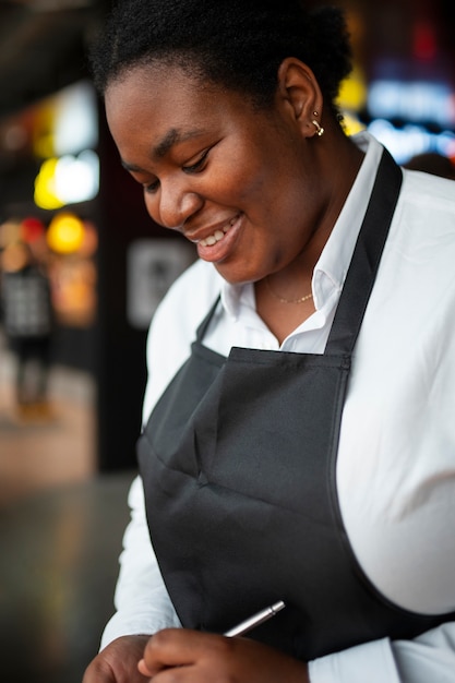 Femme de taille moyenne travaillant dans l'industrie des services