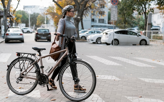 Photo gratuite femme de taille pleine longueur traversant la rue