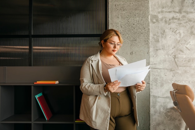 Photo gratuite femme de taille plus travaillant dans un bureau d'affaires professionnel